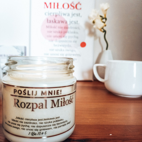 Świeca sojowa ROZPAL MIŁOŚĆ (1 Kor 13,4-5) - zapach granatu Świeca sojowa ROZPAL MIŁOŚĆ (1 Kor 13,4-5) - zapach granatu